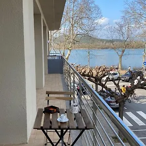 Jasalpi único Delante Del De Apartamento Banyoles
